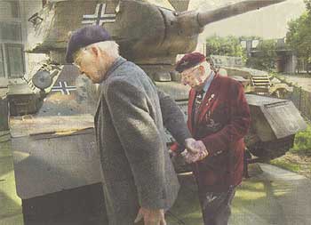 Horst Weber together with para Bill Fulton at the Arnhem War Museum in 2001